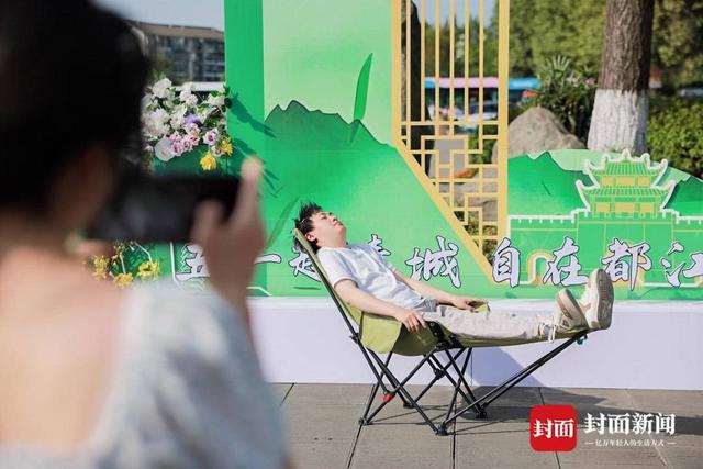 游客沉浸式互动 解锁新玩法j9国际站登录五一趣游都江堰(图2)