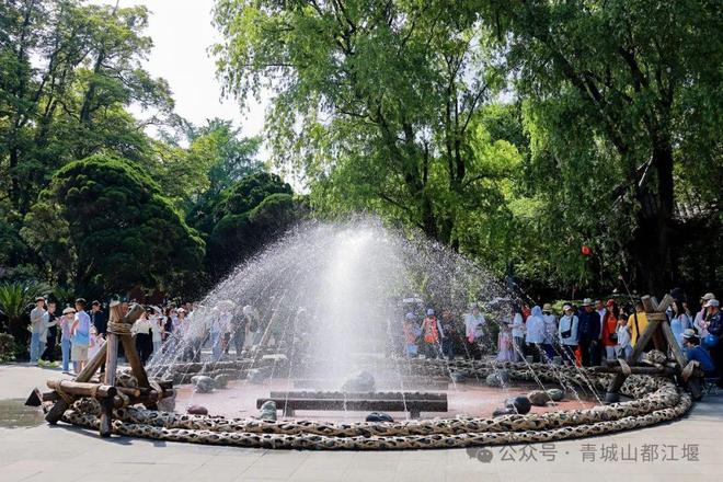 都江堰太火爆NPC白娘子被求合影到宕机九游会j9ag顶流实锤！这个五一青城山(图20)