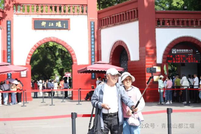 都江堰太火爆NPC白娘子被求合影到宕机九游会j9ag顶流实锤！这个五一青城山(图21)