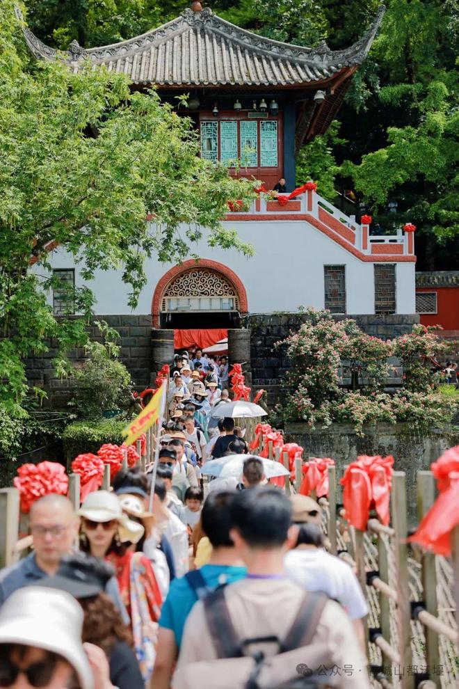 都江堰太火爆NPC白娘子被求合影到宕机九游会j9ag顶流实锤！这个五一青城山(图27)
