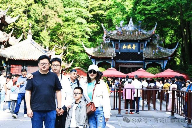 都江堰太火爆NPC白娘子被求合影到宕机九游会j9ag顶流实锤！这个五一青城山(图22)