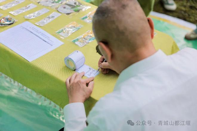 都江堰太火爆NPC白娘子被求合影到宕机九游会j9ag顶流实锤！这个五一青城山(图10)