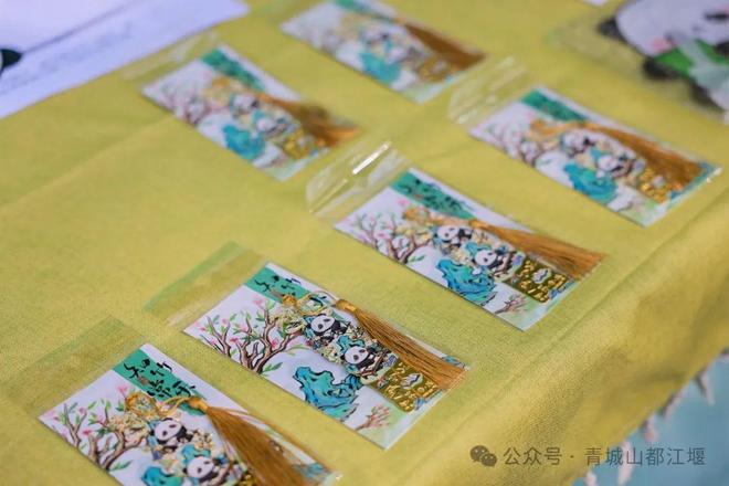 都江堰太火爆NPC白娘子被求合影到宕机九游会j9ag顶流实锤！这个五一青城山(图2)