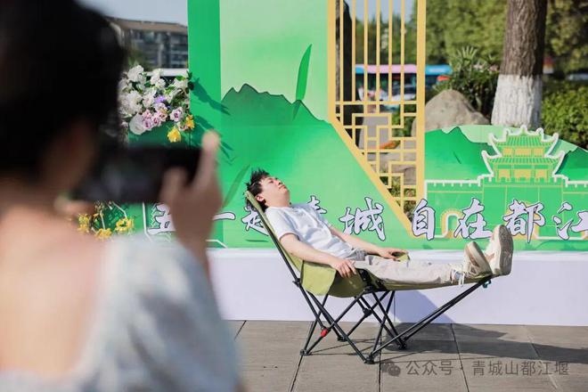 都江堰太火爆NPC白娘子被求合影到宕机九游会j9ag顶流实锤！这个五一青城山(图6)