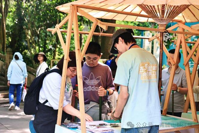 都江堰太火爆NPC白娘子被求合影到宕机九游会j9ag顶流实锤！这个五一青城山(图7)