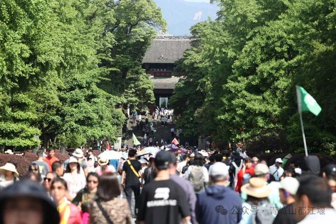 都江堰太火爆NPC白娘子被求合影到宕机九游会j9ag顶流实锤！这个五一青城山(图14)