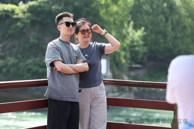 都江堰太火爆NPC白娘子被求合影到宕机九游会j9ag顶流实锤！这个五一青城山(图5)