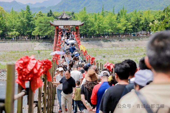 都江堰太火爆NPC白娘子被求合影到宕机九游会j9ag顶流实锤！这个五一青城山(图4)