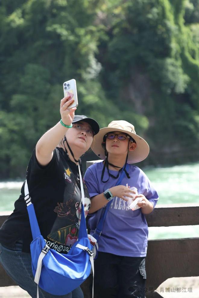 都江堰太火爆NPC白娘子被求合影到宕机九游会j9ag顶流实锤！这个五一青城山(图24)
