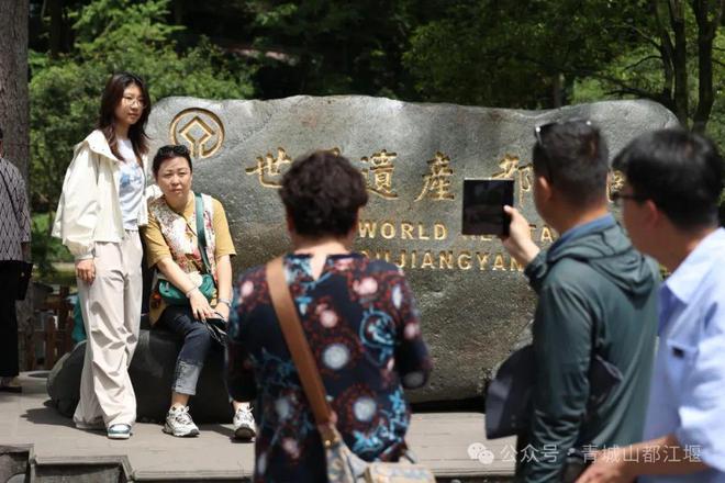 都江堰太火爆NPC白娘子被求合影到宕机九游会j9ag顶流实锤！这个五一青城山(图25)