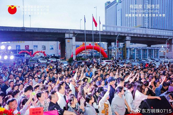 适哲学：客厅里的惬意时光J9九游会左右家居的舒(图3)
